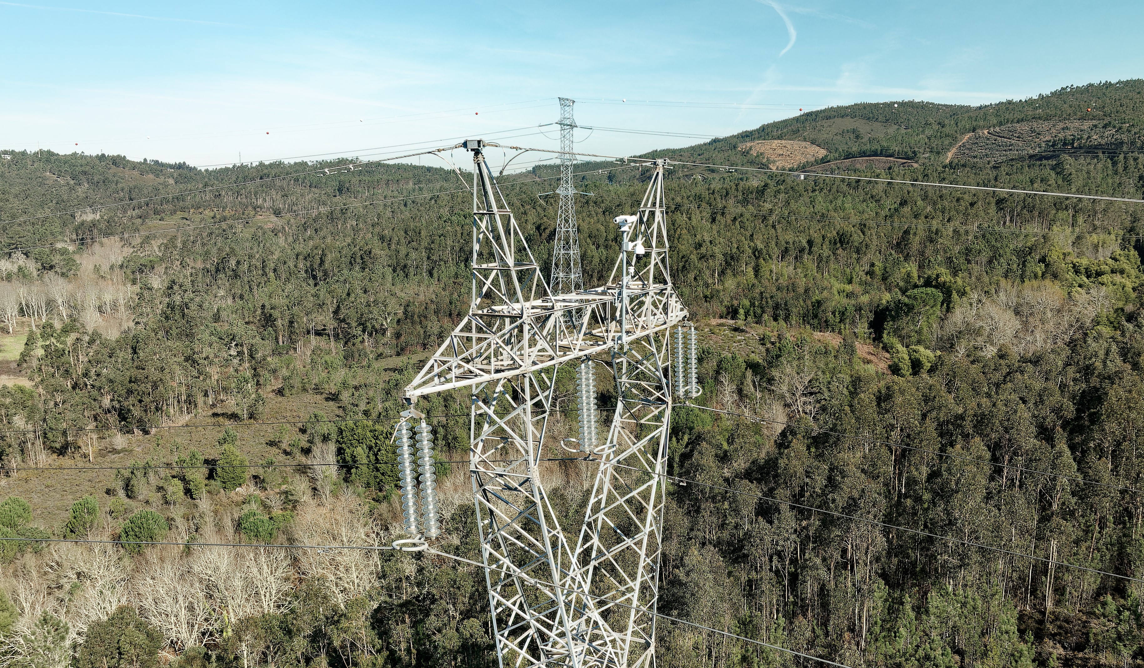 Vista aérea de apoio de linha de eletricidade