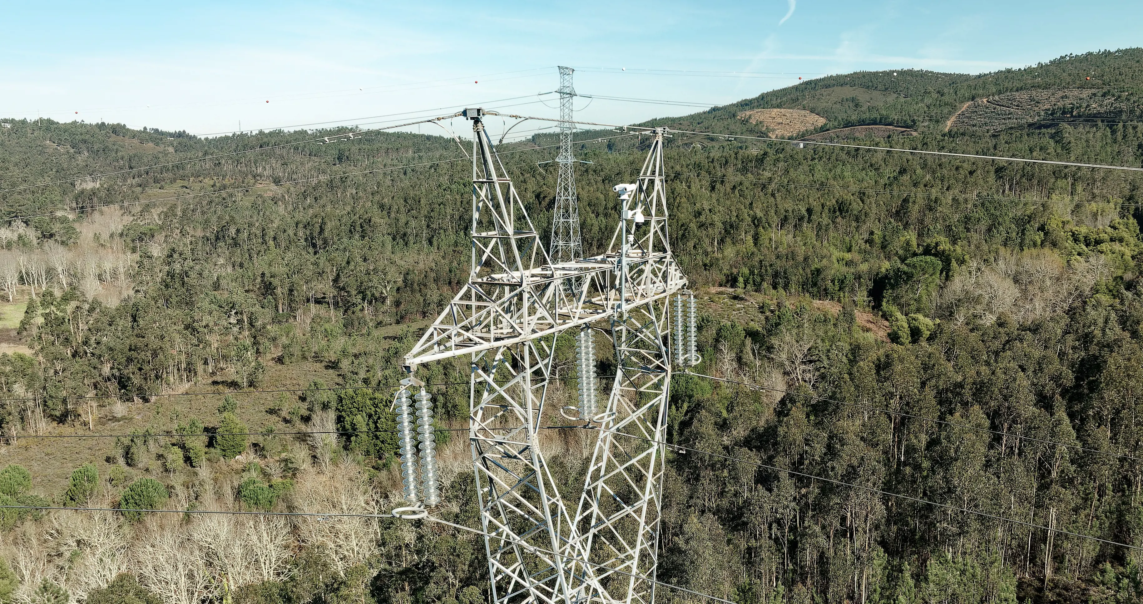 Vista aérea de apoio de linha de eletricidade